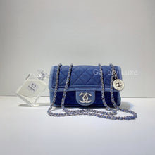 画像をギャラリービューアに読み込む, No.2752-Chanel Medallion Graphic Flap Bag
