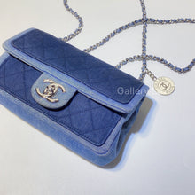 Charger l&#39;image dans la galerie, No.2752-Chanel Medallion Graphic Flap Bag
