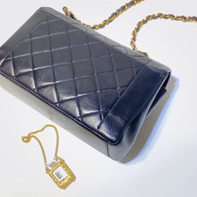 將圖片載入圖庫檢視器 No.2761-Chanel Vintage Lambskin Diana Bag 25cm with Back Pocket
