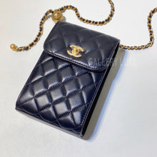Load image into Gallery viewer, No.3095-Chanel Lambskin Pearl Crush Phone Holder With Chain (Unused / 未使用品)
