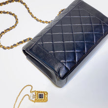 将图片加载到图库查看器，No.2761-Chanel Vintage Lambskin Diana Bag 25cm with Back Pocket

