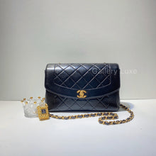 이미지를 갤러리 뷰어에 로드 , No.2761-Chanel Vintage Lambskin Diana Bag 25cm with Back Pocket
