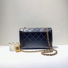 Charger l&#39;image dans la galerie, No.2761-Chanel Vintage Lambskin Diana Bag 25cm with Back Pocket
