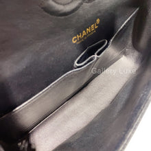 Charger l&#39;image dans la galerie, No.2301-Chanel Vintage Caviar Classic Flap 25cm
