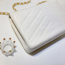 Load image into Gallery viewer, No.2354-Chanel Vintage Caviar Chevron Jumbo Flap Bag
