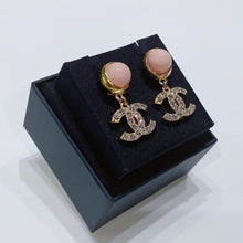 Charger l&#39;image dans la galerie, No.3732-Chanel Metal Crystal &amp; Glass Pearls Coco Mark Earrings (Brand New / 全新貨品)

