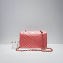 Charger l&#39;image dans la galerie, No.001328-Chanel Vintage Lambskin Diana Bag 22cm

